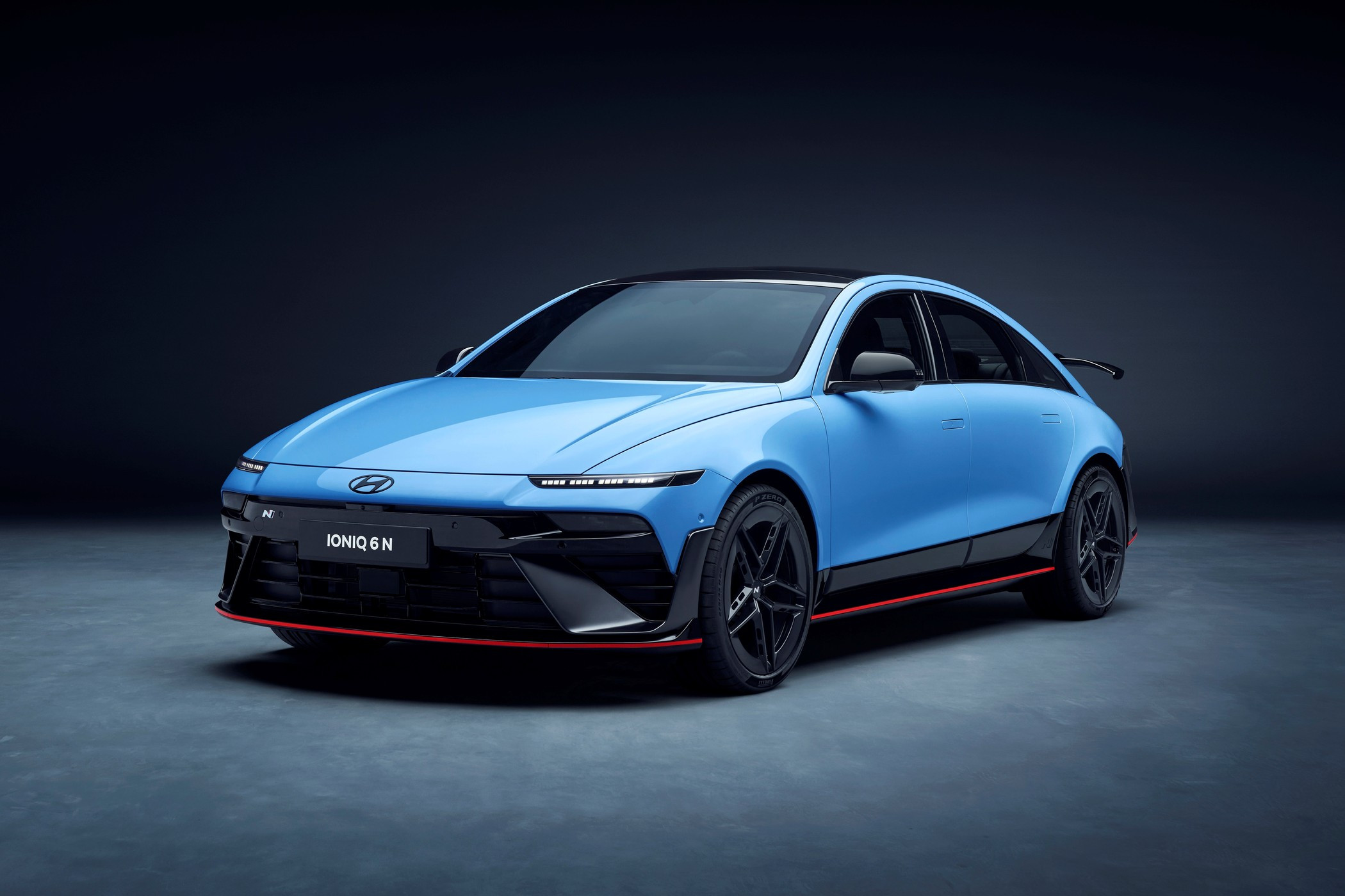 Дизайн передка Hyundai Ioniq 2022 - капот с острыми гранями и интегрированные дневные ходовые огни.