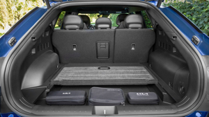 Пространство на заднем сиденье Kia EV6, подчеркивающее невероятный простор для ног пассажиров.