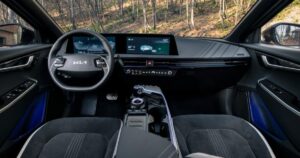 Просторный и светлый салон электромобиля Kia EV6 2022 с высококачественными материалами отделки.
