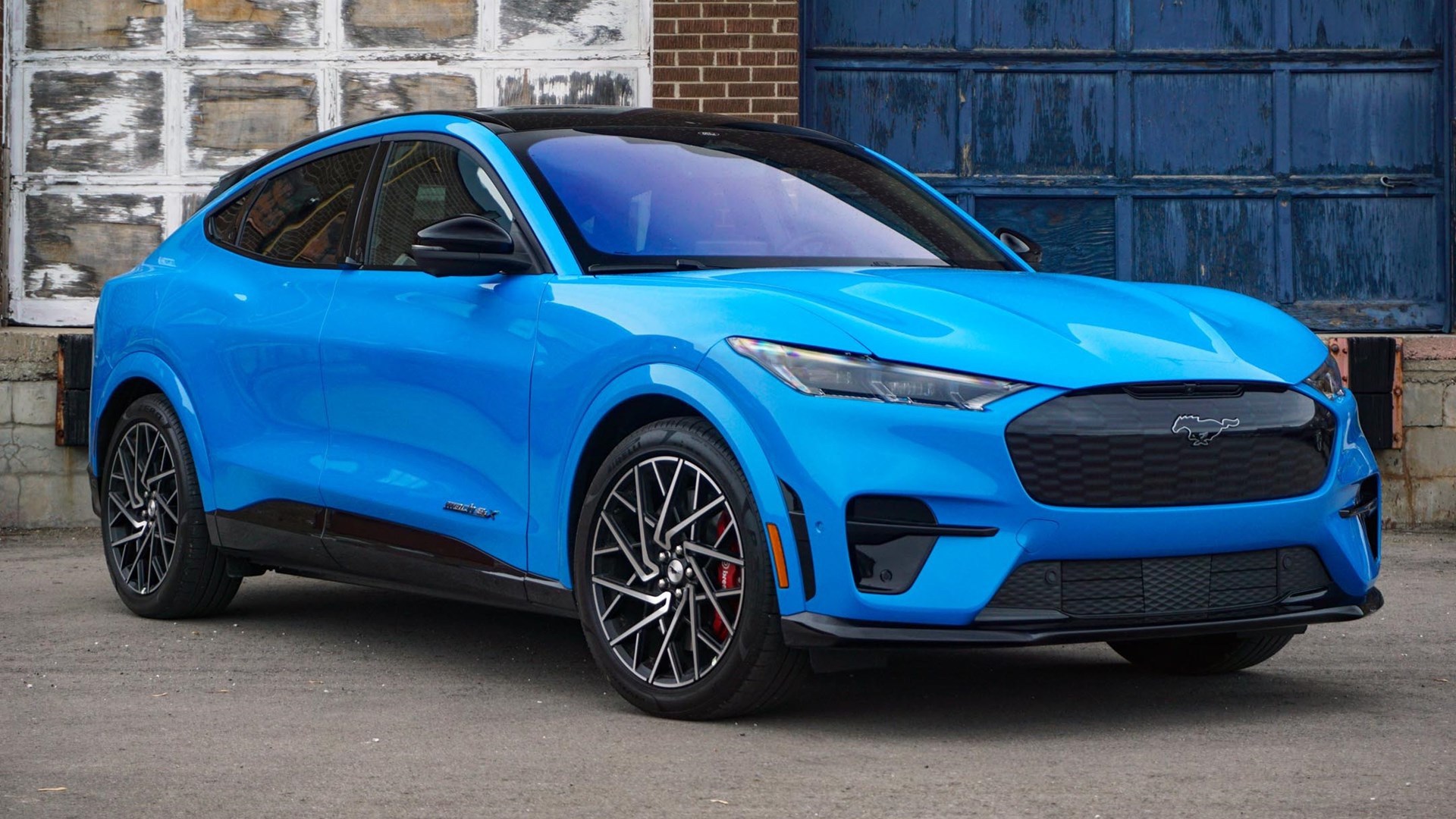 Ford Mustang Mach-E 2022 года в синем цвете — электрический кроссовер с купеобразным силуэтом и спортивным дизайном