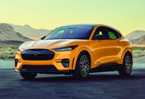 Передняя часть Ford Mustang Mach-E 2022 — агрессивный дизайн с узкими фарами, решеткой радиатора в стиле Mustang и светодиодной полосой