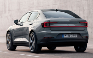 Задняя часть Polestar 2 — сквозная светодиодная полоса, интегрированный спойлер, широкий бампер, современная оптика