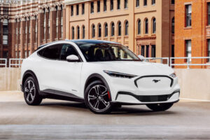 Эмблема Mustang на передней решетке радиатора Mach-E — наследие легендарного бренда на электрокаре