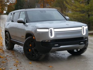 Передняя часть нового электромобиля Rivian R1S, демонстрирующая уникальный дизайн фар