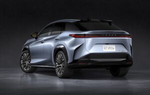 Задний вид Lexus RZ со светодиодной полосой во всю ширину и скошенным стеклом