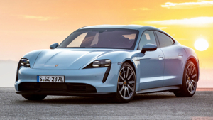 Передняя часть Porsche Taycan с четырехточечными LED фарами и активными воздухозаборниками