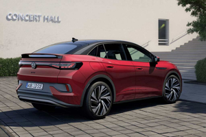 Задний вид белого VW ID.5 2022 с фирменным спойлером и полноразмерной светодиодной полосой