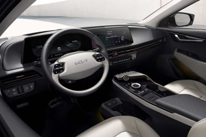 Салон Kia EV6: современный дизайн с изогнутой панелью из двух цифровых экранов и минималистичным центром.
