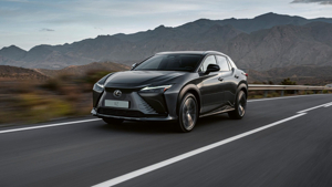 Lexus RZ на легком бездорожье демонстрирует клиренс и полный привод Direct4