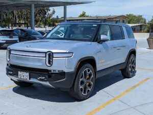 Логотип Rivian в виде компаса на решетке электромобиля R1S