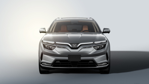 Просторный салон VinFast VF8 с панорамной стеклянной крышей