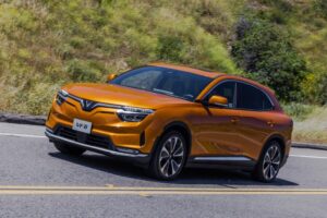 Объемный багажник VinFast VF8 с сложенными сиденьями для максимального пространства