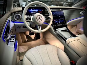 Салон Mercedes-Benz EQE 2022 — роскошный интерьер с опциональным MBUX Hyperscreen, кожаная отделка, амбьентная подсветка