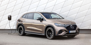 Mercedes EQE 2022 на зарядной станции — порт CCS Combo, быстрая зарядка до 170 кВт