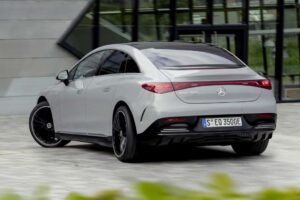 Задняя часть Mercedes-Benz EQE — сквозная светодиодная полоса, интегрированный спойлер, широкий бампер