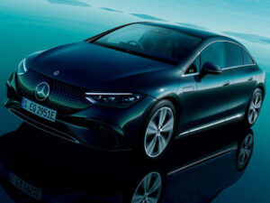 Mercedes EQE 2022 в движении — электрический седан на дороге, аэродинамический дизайн, скрытые дверные ручки