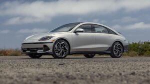 Дизайн передка Hyundai Ioniq 2022 - капот с острыми гранями и интегрированные дневные ходовые огни.