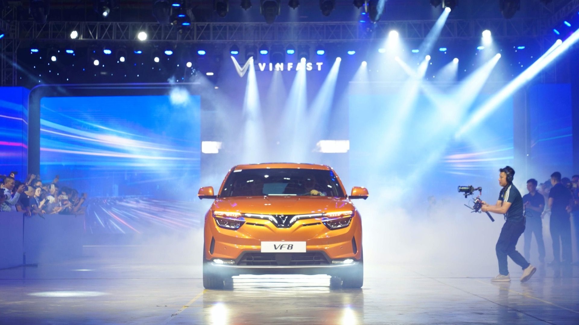 Передняя часть VinFast VF8, крупный план V-образных светодиодных фар и агрессивного бампера