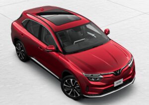 VinFast VF8 подключен к станции быстрой зарядки постоянного тока