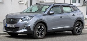 Peugeot e-2008: Электрический кроссовер с французским шармом